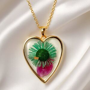 Gold Heart Resin Pendant Necklace w/ Preserved Flower – Botanical Women Jewelry